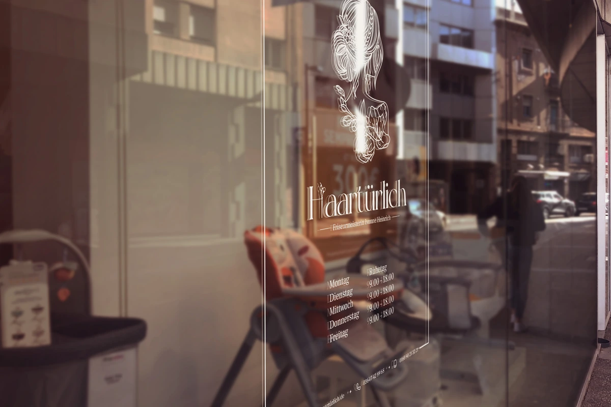 Detailansicht der Fensterbeschriftung für Salon Haartürlich