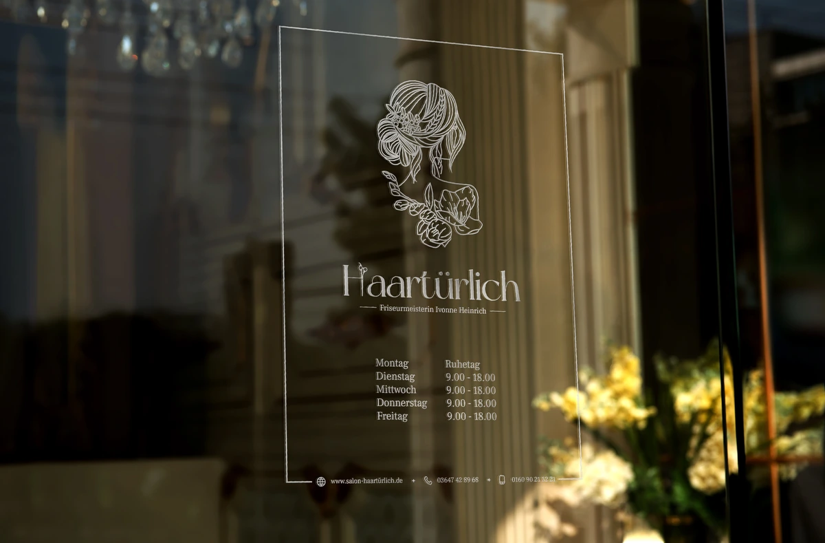 Türbeschriftung für Salon Haartürlich mit Logo und Öffnungszeiten